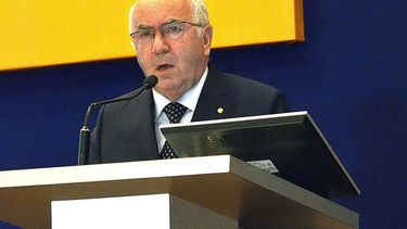 americateve | El candidato a la presidencia de la federaci&oacute;n italiana de f&uacute;tbol Carlo Tavecchio habla durante una conferencia de la Liga Amateur en Roma el 25 de julio. La candidatura de Tavecchio sufri&oacute; un duro golpe cuando el dirigente hizo unas
