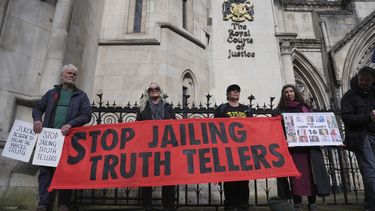 Manifestantes de Just Stop Oil posan fuera del Tribunal de Apelación en los Reales Tribunales de Justicia, en el centro de Londres, donde 16 activistas impugnan sus sentencias, el viernes 7 de marzo de 2025. (Lucy North/PA vía AP)