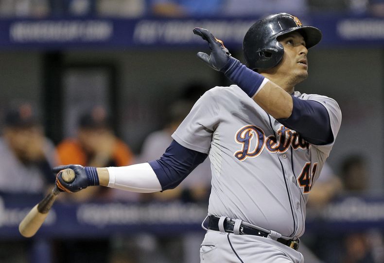 El jugador venezolano de los Tigres de Detroit, V&iacute;ctor Mart&iacute;nez, batea contra los Rays de Tampa Bay el 20 de agosto de 2014 en St. Petersburg, Florida. (AP Photo/Chris OMeara, File)