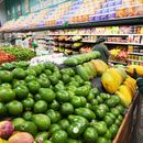Un empleado coloca papayas en el supermercado Price Choice, que participa en el Programa de Asistencia Nutricional Suplementaria (SNAP) del Departamento de Agricultura de Estados Unidos (USDA), el viernes 14 de noviembre de 2025, en Miami. (AP Foto/Lynne Sladky)