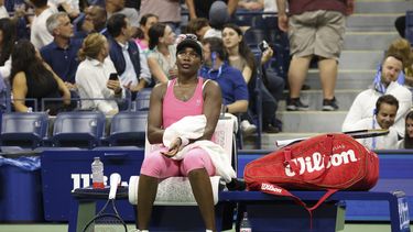 La estadounidense Venus Williams durante una pausa del partido contra la belga Greet Minnen en la primera ronda del US Open, el martes 29 de agosto de 2023, en Nueva York. (AP Foto/Jason DeCrow)