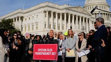 La representante republicana por Georgia Marjorie Taylor Greene en una conferencia de prensa sobre el caso Epstein, afuera del Capitolio estadounidense en Washington, el 18 de noviembre del 2025. (AP foto/Julia Demaree Nikhinson)