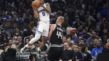 Kings superan 176-175 a Clippers en dos tiempos extras