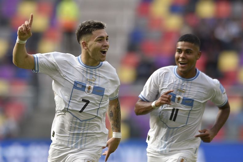Anderson Duarte de Uruguay celebra tras anotar en el partido contra Gambia por los octavos de final del Mundial Sub20 en el estadio Madre de Ciudades de Santiago del Estero, Argentina, el jueves 1 junio, 2023. (AP Foto/Gustavo Garello)