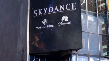 Un cartel publicitario de Skydance se exhibe frente a la oficina de Paramount Global en Times Square, el martes 6 de octubre de 2026, en Nueva York. (Foto AP/Yuki Iwamura)