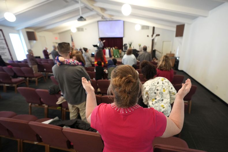 Personas rezando en la iglesia First Church of God, en Des Moines, Iowa, el 7 de enero del 2024. (AP foto/Charlie Neibergall)
