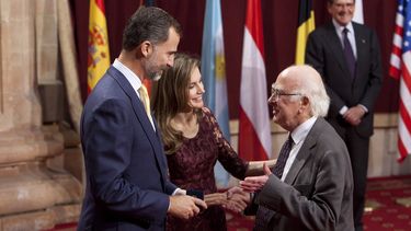 americateve | El pr&iacute;ncipe heredero de Espa&ntilde;a, Felipe, a la izquierda, y su esposa, la princesa Letizia Ortiz, al centro, saludan al investigador brit&aacute;nico Pete Higgs, durante la ceremonia de entrega de los premios Pr&iacute;ncipe de Asturias en Ovi