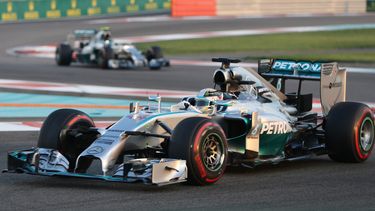 americateve | El piloto de Mercedes, Lewis Hamilton, maneja en el GP de Abu Dabi el domingo, 23 de noviembre de 2014. (AP Photo/Kamran Jebreili)