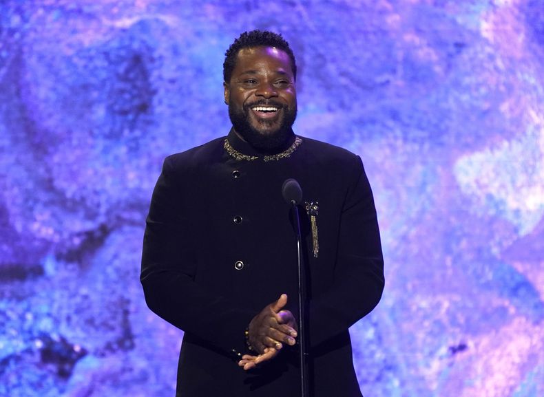 ARCHIVO - Malcolm-Jamal Warner habla en el escenario en la 65.ª edición anual de los Premios Grammy el domingo 5 de febrero de 2023, en Los Ángeles. (Foto AP/Chris Pizzello, archivo)