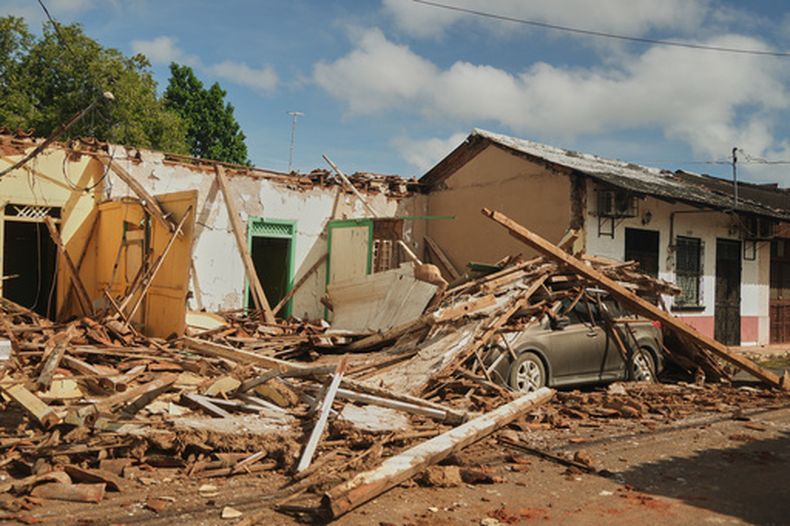 Un automóvil aparece cubierto de escombros de casas dañadas por un terremoto en Villa de los Santos, Panamá, el sábado 10 de octubre de 2026. (Foto AP/Aris Mariota)