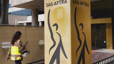 Una persona ingresa a las oficinas del Sindicato de Actores de la Pantalla-Federación Estadounidense de Artistas de Televisión y Radio (SAG-AFTRA, por sus siglas en inglés), el viernes 10 de noviembre de 2023, en Los Ángeles. (AP Foto/Richard Vogel)