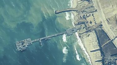 Esta imagen, distribuida por el Comando Central de Estados Unidos, muestra a soldados de su 7ma Brigada de Transporte, a marinos del Batallón Anfibio de Construcción 1 y a efectivos de las Fuerzas de Defensa de Israel, instalando el muelle Trident en la costa de la Franja de Gaza, el 16 de mayo de 2024. (Comando Central de Estados Unidos vía AP)