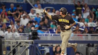 Manny Machado de los Padres de San Diego recorre las bases tras conectar un jonrón de tres carreras en el octavo inning ante los Marlins de Miami, el domingo 26 de juio de 2026, en Miami. (AP Foto/Rebecca Blackwell)