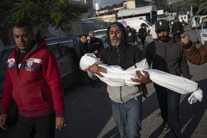 Palestinos lloran a parientes muertos en el bombardeo israelí sobre la Franja de Gaza, el martes 21 de noviembre de 2023, en el hospital de Jan Yunis. (AP Foto/Fatima Shbair)