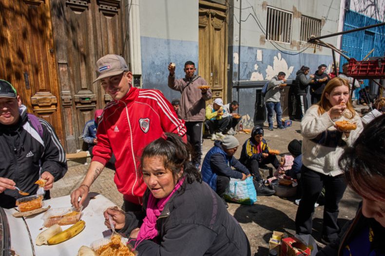 Personas consumen alimentos distribuidos gratuitamente por la Unión de Trabajadores de la Economía Popular en Buenos Aires, Argentina, el miércoles 23 de septiembre de 2026. (Foto AP/Rodrigo Abd)
