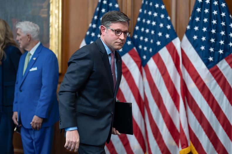 El presidente de la Cámara de Representantes, Mike Johnson, republicano de Luisiana, se marcha tras una conferencia de prensa en el día 27 del cierre de gobierno en el Capitolio, en Washington, el lunes 27 de octubre de 2025. (AP Foto/J. Scott Applewhite)