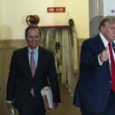 El expresidente estadounidense Donald Trump muestra el pulgar a su regreso al tribunal de la Corte Suprema de Nueva York, el jueves 7 de diciembre de 2023, en Nueva York. (AP Foto/Eduardo Munoz Alvarez)