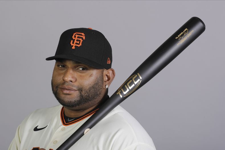 ARCHIVO - Pablo Sandoval de los Gigantes de San Francisco posa para una foto el 18 de febrero de 2020, en Scottsdale, Arizona. (AP Foto/Darron Cummings)