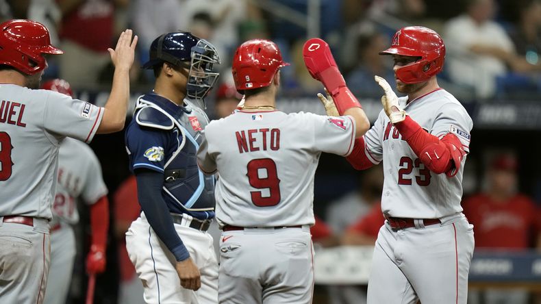 Brandon Drury (23), de los Angelinos de Los Ángeles, celebra su cuadrangular de tres carreras ante el lanzador abridor de los Rays de Tampa Bay, Aaron Civale, con Zach Neto (9) y Nolan Schanuel (18) durante la segunda entrada del juego de béisbol del miércoles 20 de septiembre de 2023, en San Petersburgo, Florida. (AP Foto/Chris OMeara)