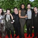 Vanessa McDonnell, de izquierda a derecha, Aaron Schimberg, Adam Pearson, Gabriel Mayers, Sebastian Stan y Mike Marino posan con el premio a la mejor película por A Different Man durante los Premios Gotham en Cipriani Wall Street el lunes 2 de diciembre de 2024. en Nueva York. (Foto Evan Agostini/Invision/AP)