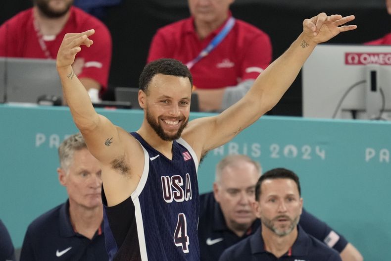 El estadounidense Stephen Curry (4) tras encestar durante la final del baloncesto masculino contra Francia en los Juegos Olímpicos de París, el sábado 10 de agosto de 2024. (AP Foto/Michael Conroy)