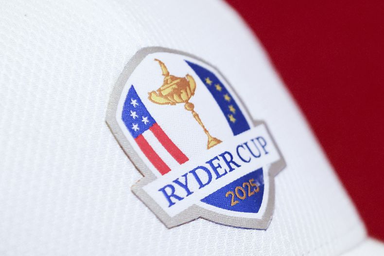 ARCHIVO - El logo de la Copa Ryder de golf durante una rueda de prensa, el 8 de octubre de 2024, en Nueva York. (AP Foto/Heather Khalifa)