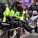 Liberales atacan con piedras a Caravana en apoyo a Trump en Nueva York