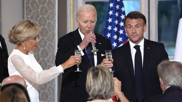 El presidente francés Emmanuel Macron, desde la derecha, el presidente Joe Biden y Brigitte Macron brindan durante una cena de Estado, el sábado 8 de junio de 2024 en el Palacio del Elíseo, en París. (AP Foto/Evan Vucci)
