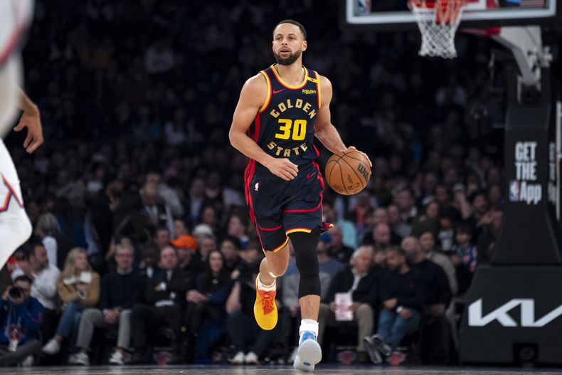 El escolta de los Warriors de Golden State, Stephen Curry (30), lleva el balón a la cancha durante el primer cuarto del partido de baloncesto de la NBA contra los Knicks de Nueva York, el martes 4 de marzo de 2025 en Nueva York. (AP Foto/Angelina Katsanis)