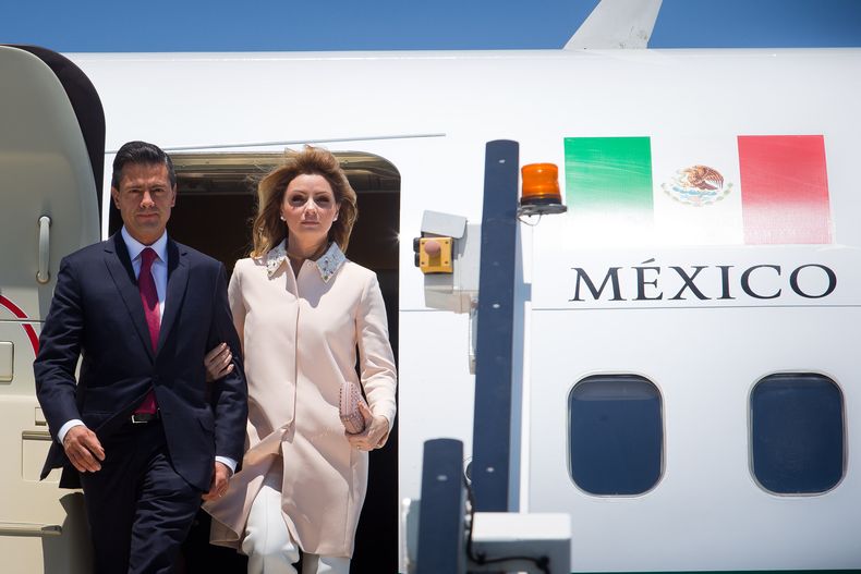 Fotograf&iacute;a de archivo del 14 de noviembre de 2014, difundida por G20 Australia, del presidente de M&eacute;xico Enrique Pe&ntilde;a Nieto y la primera dama Ang&eacute;lica Rivera Hurtado mientras llegan al aeropuerto de Brisbane para asistir a la c