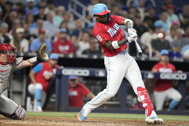 El cubano Jorge Soler de los Marlins de Miami pega un elevado de sacrificio que llevó a la anotación de Dane Myers en la cuarta entrada del juego ante los Filis de Filadelfia el sábado 8 de julio del 2023. (AP Foto/Lynne Sladky)