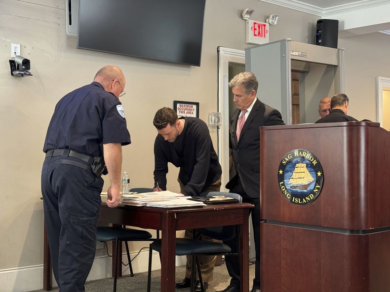 Justin Timberlake, centro, comparece ante el tribunal con su abogado Edward Burke, el viernes 13 de septiembre de 2024, en Sag Harbor, Nueva York. (T E McMorrow/Pool Photo vía AP )