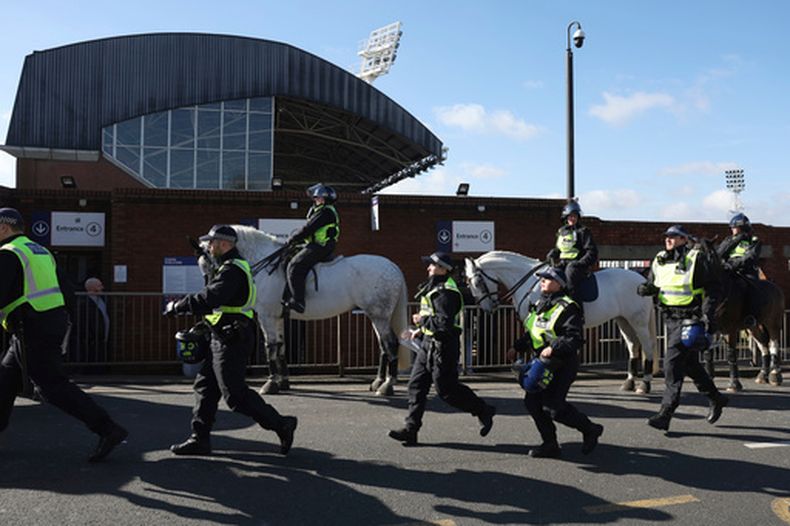 ARCHIVO - La policía montada patrulla las calles alrededor del estadio antes del partido de fútbol de la Copa de la FA de Inglaterra entre el Crystal Palace y el Millwall en Selhurst Park, Londres, Inglaterra, el sábado 1 de marzo de 2025. (AP Foto/Ian Walton, archivo)