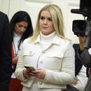 ARCHIVO – La secretaria de Prensa de la Casa Blanca, Karoline Leavitt, observa mientras el presidente Donald Trump firma órdenes ejecutivas en la Sala Oval de la Casa Blanca, el 20 de enero de 2025, en Washington. (AP Foto/Evan Vucci, Archivo)