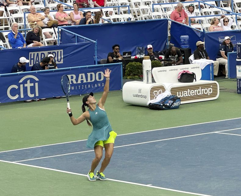 La estadounidense Jessica Pegula realiza su saque en el primer set del partido ante su compatriota Peyton Stearns, el jueves 3 de agosto de 2023, en el Abierto de Washington (AP Foto/Stephen Whyno)