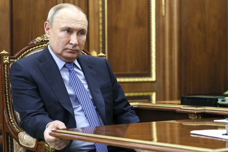El presidente de Rusia, Vladímir Putin, escucha al presidente de la Corte Suprema, Vyacheslav Lebedev, en el Kremlin en Moscú, Rusia, el 6 de febrero de 2024. (Alexander Kazakov, Sputnik, Kremlin Pool Foto vía AP)