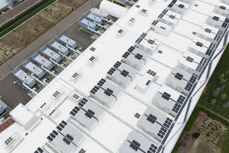 ARCHIVO - Ventiladores, parte de un sistema de refrigeración, se observan en el techo de un centro de datos el 27 de abril de 2026 en Hillsboro, Oregon. (Foto AP/Jenny Kane, archivo)