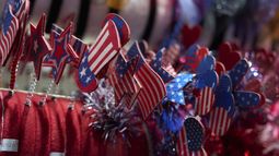 Accesorios con la bandera de Estados Unidos, expuestos en el Mercado de Comercio Internacional de Yiwu, en la provincia de Zhejiang, en el este de China, el 10 de abril de 2025. (AP Foto/Ng Han Guan)