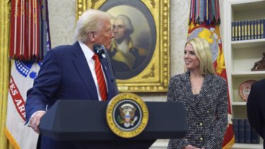 El presidente estadounidense Donald Trump da la bienvenida a Pam Bondi antes de que preste juramento como secretaria de Justicia, en la Oficina Oval de la Casa Blanca, en Washington, el miércoles 5 de febrero de 2025. (AP Foto/Evan Vucci)