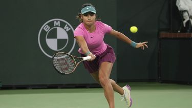 ARCHIVO - Emma Raducanu devuelve ante Iga Swiatek en el Abierto de Indian Wells, el 14 de marzo de 2023. (AP Foto/Mark J. Terrill)
