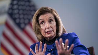 La expresidenta de la Cámara de Representantes, la demócrata Nancy Pelosi, habla con The Associated Press sobre su visita a Ucrania el año pasado y otros temas, den el Capitolio, Washington, 19 de abril de 2023. (AP Foto/J. Scott Applewhite)