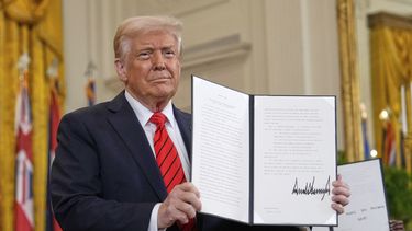 El presidente Donald Trump muestra una orden ejecutiva firmada en un evento de educación en la Sala Este de la Casa Blanca en Washington, el jueves 20 de marzo de 2025. (AP Foto/Ben Curtis)
