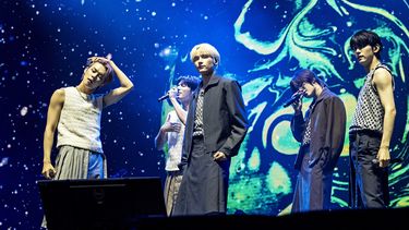 ARCHIVO - Yeonjun, de izquierda a derecha, Taehyun, HueningKai, Beomgyu, y Soobin de Tomorrow X Together durante su presentación en el festival Lollapalooza en Chicago el 5 de agosto de 2023. El más reciente álbum de la banda The Name Chapter: Freefall fue lanzado el viernes. (Foto Amy Harris/Invision/AP, archivo)