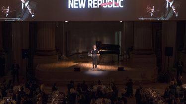 Obama con base legal en migración, dice Clinton