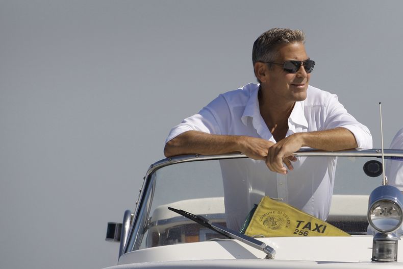 ARCHIVO - George Clooney llega a Venecia, Italia, en un bote taxi para el 65º Festival de Cine de Venecia, el martes 26 de agosto de 2008. (Foto AP /Joel Ryan, archivo)