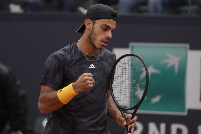 Francisco Cerúndolo reacciona tras ganar un punto ante Jannik Sinner en el Abierto de Italia, el martes 16 de mayo de 2023, en Roma. (AP Foto/Gregorio Borgia)