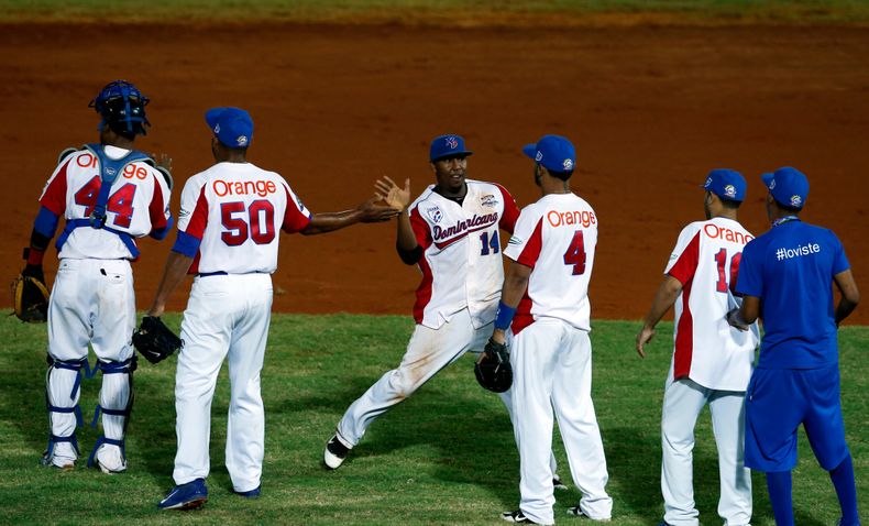Los peloteros de Rep&uacute;blica Dominicana festejan luego de vencer 7-6 a M&eacute;xico en la Serie del Caribe, el mi&eacute;rcoles 5 de febrero de 2014 en Porlamar, Venezuela (AP Foto/Fernando Llano)