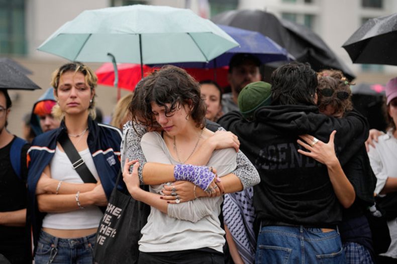 Un grupo de personas se reúnen para rendir tributo a las víctimas del ataque en Berlín, el 26 de julio del 2026. (AP foto/Ebrahim Noroozi)