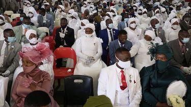Varias personas participan en una boda masiva de Pascua, algunas polígamas, en la Iglesia Internacional de Santidad Pentecostés, en Heidelberg, Sudáfrica, el domingo 20 de abril de 2025. (AP Foto/Themba Hadebe)