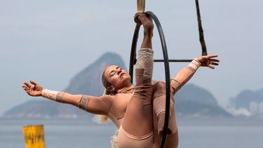 Parte del espectáculo creado como sanación contra la violencia de género, en la playa Icarai en Niteroi, estado de Río de Janeiro, Brasil, el 18 de octubre del 2025. (AP foto/Bruna Prado)